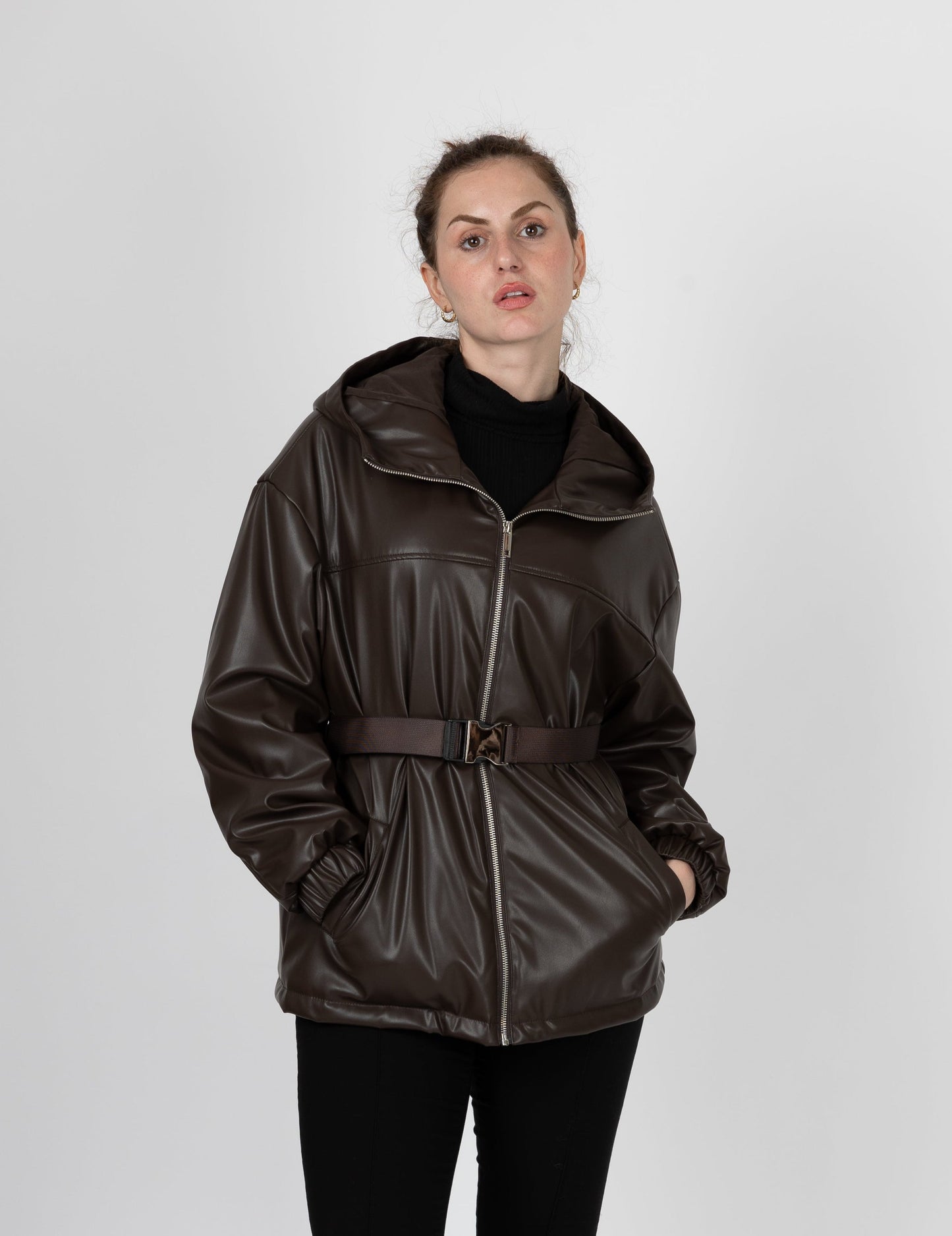 PARKA À CAPUCHE ET CEINTURE EN SIMILI CUIR