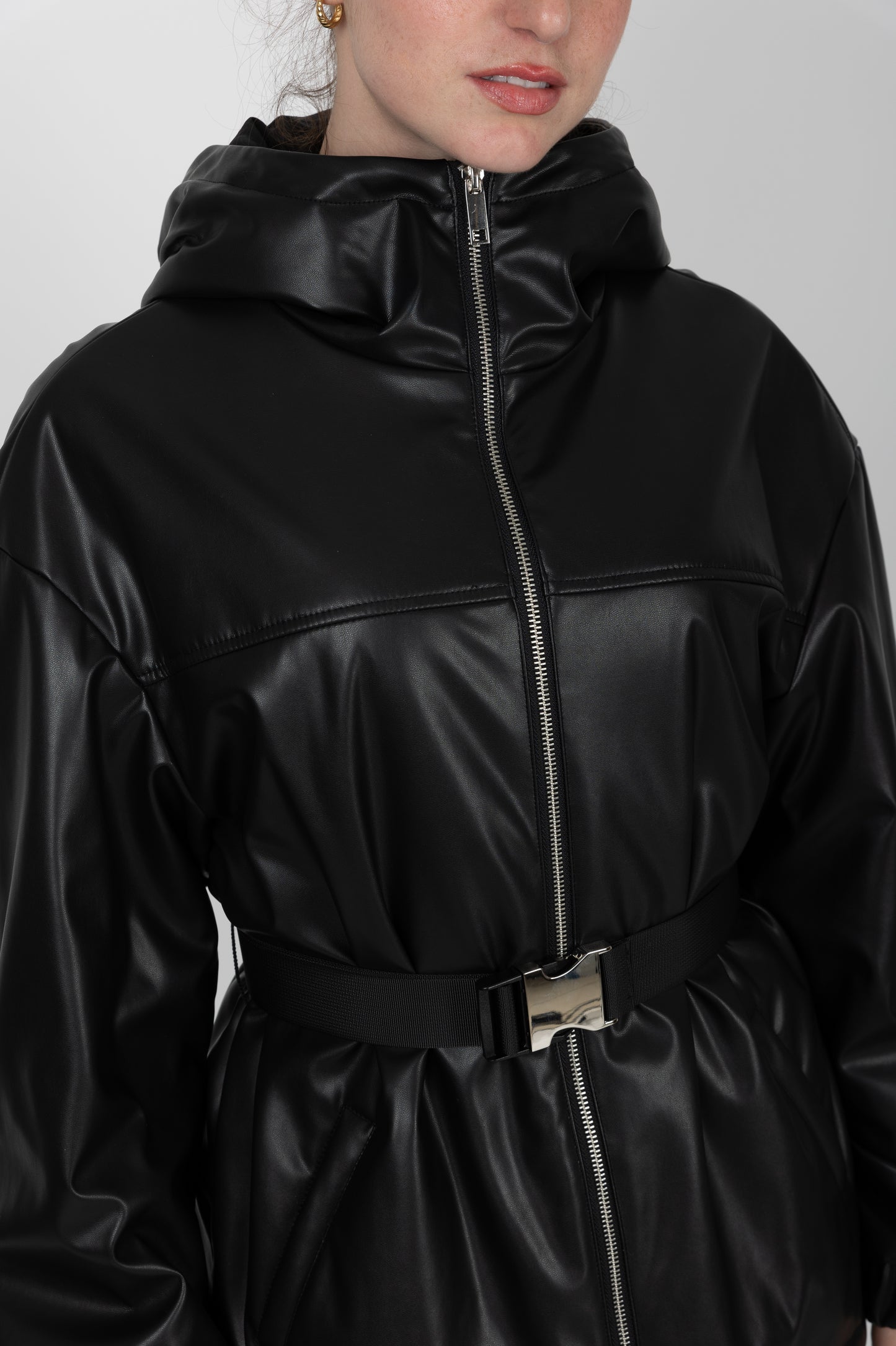 PARKA À CAPUCHE ET CEINTURE EN SIMILI CUIR