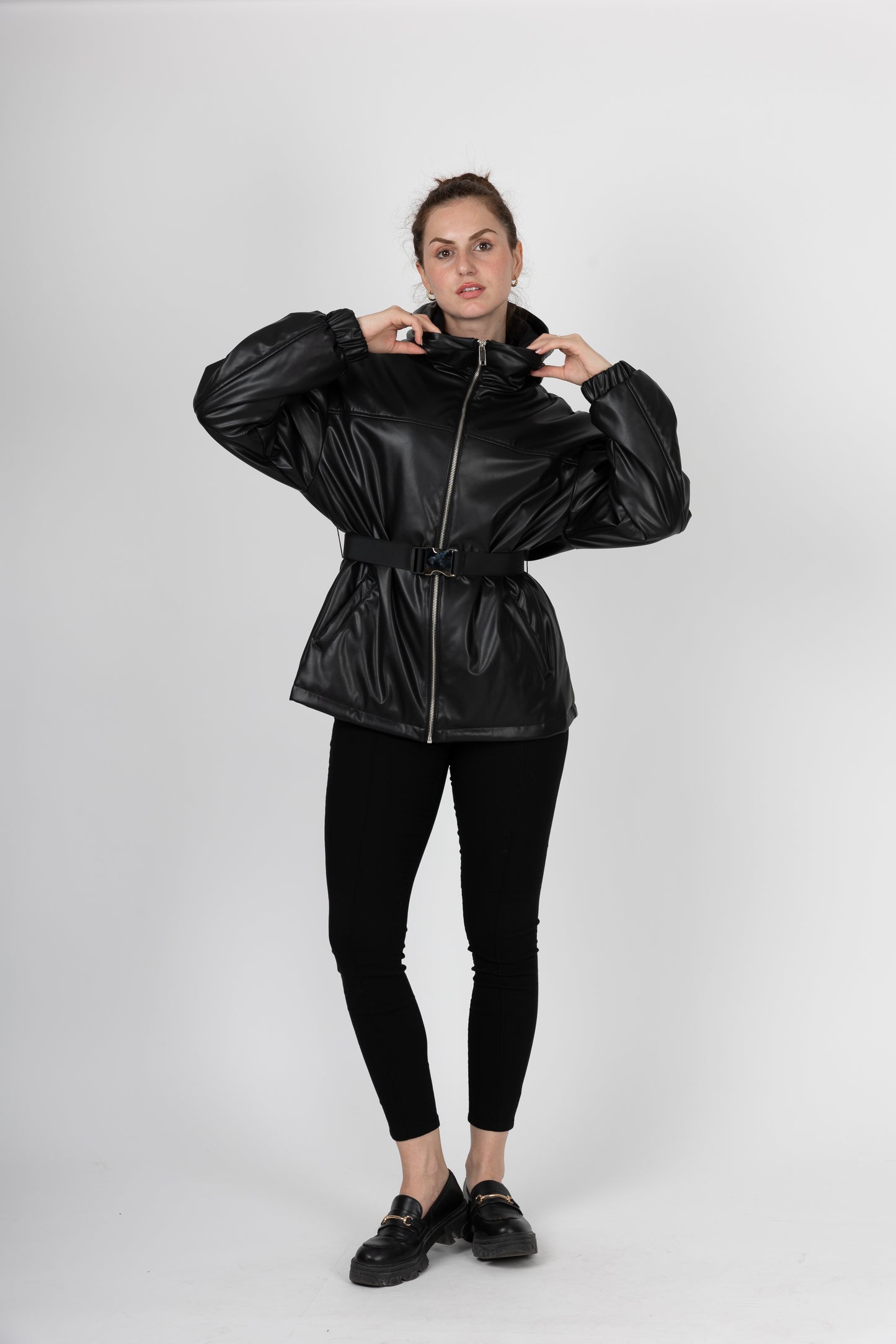 PARKA À CAPUCHE ET CEINTURE EN SIMILI CUIR