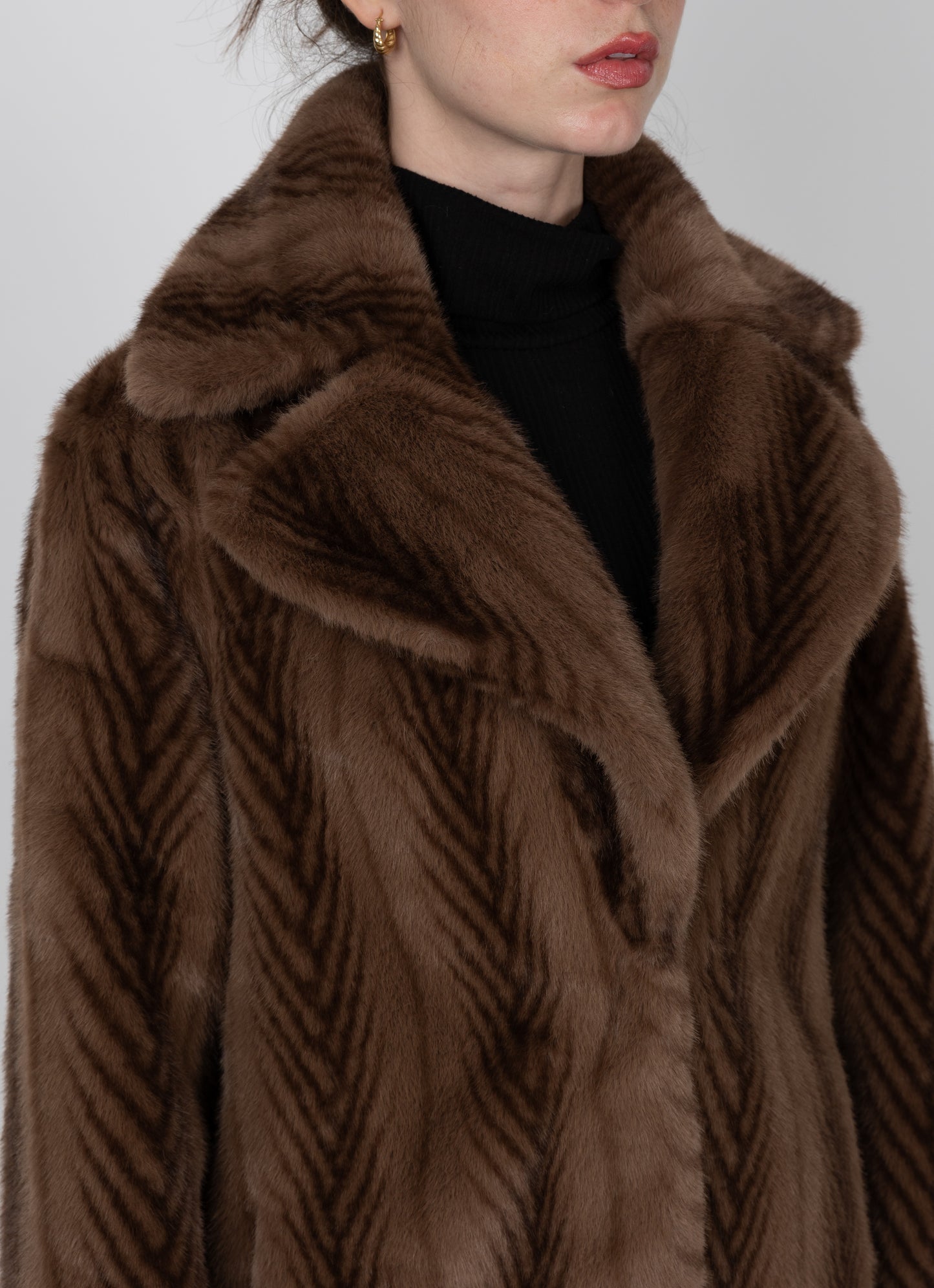 MANTEAU LONG EN FAUSSE FOURRURE À RAYURES