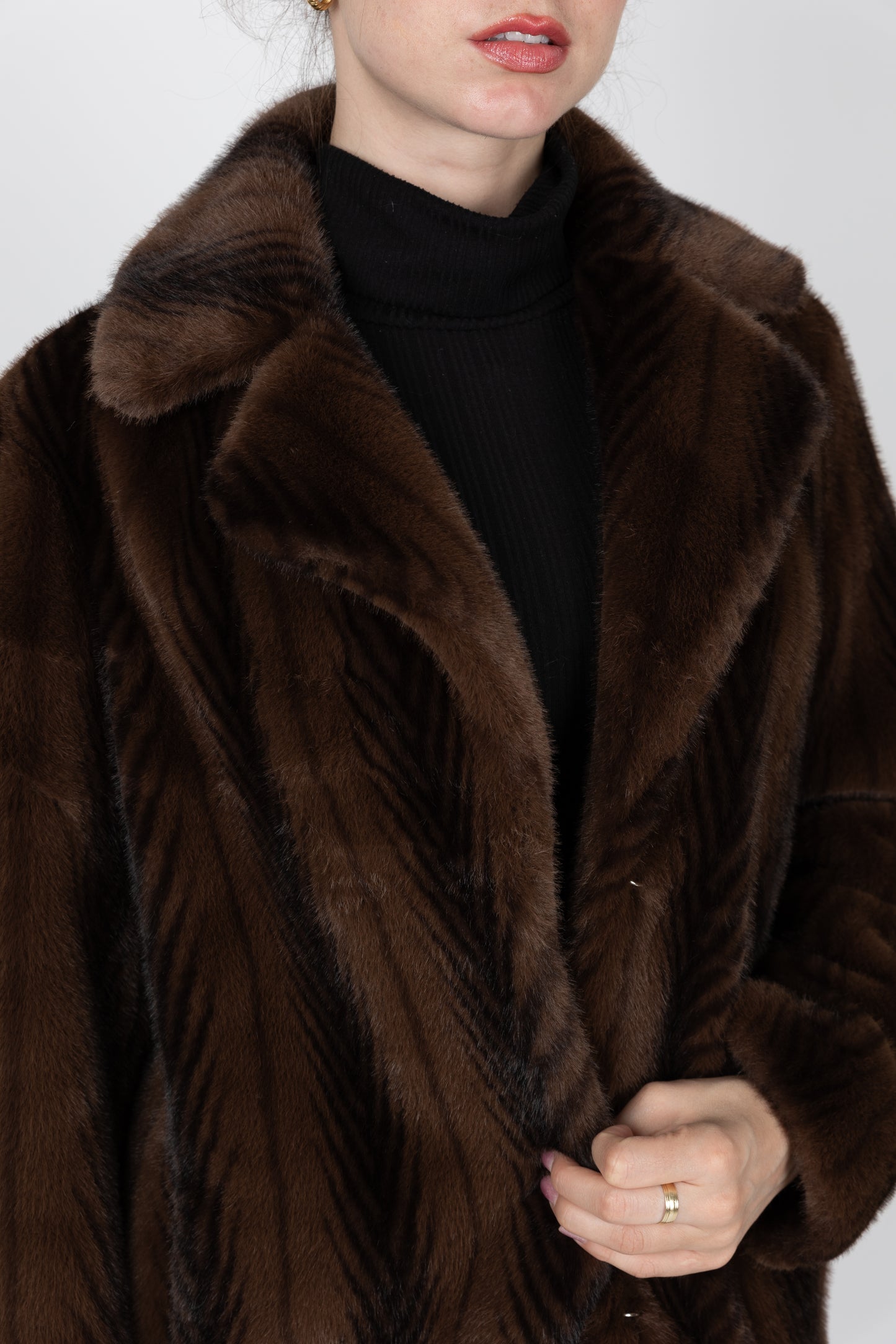 MANTEAU MI-LONG EN FAUSSE FOURRURE À RAYURES