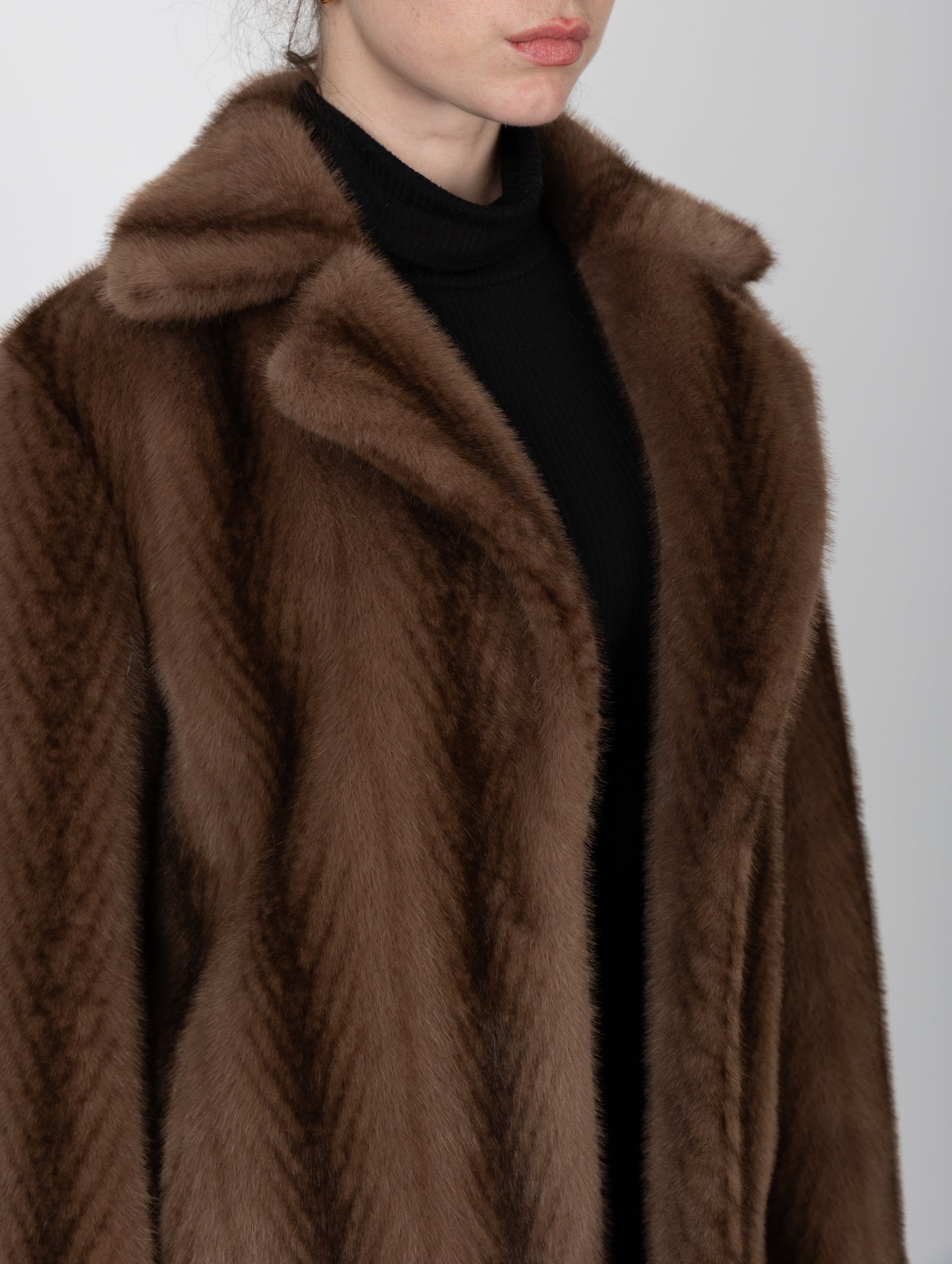 MANTEAU MI-LONG EN FAUSSE FOURRURE À RAYURES