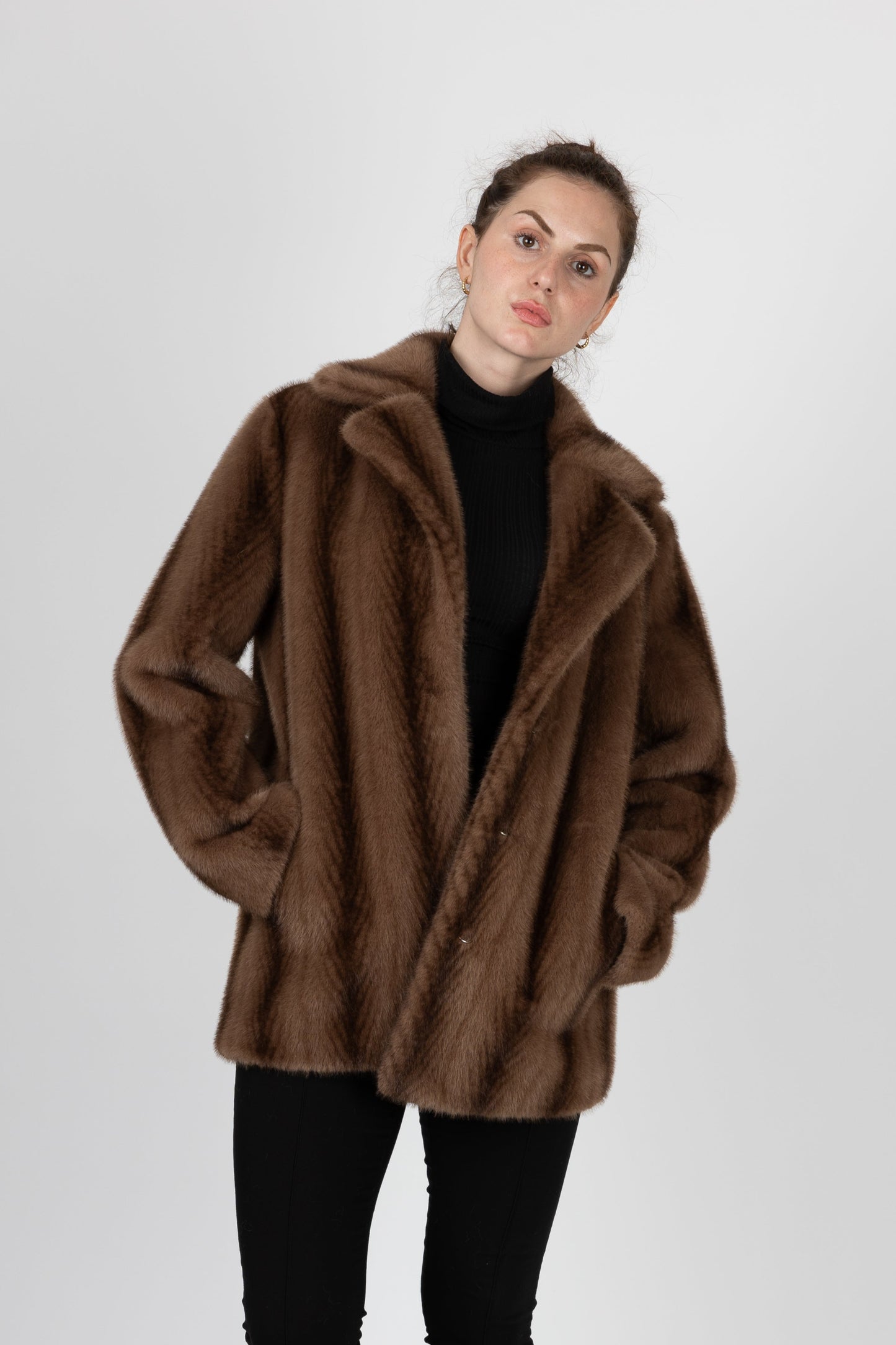 MANTEAU MI-LONG EN FAUSSE FOURRURE À RAYURES