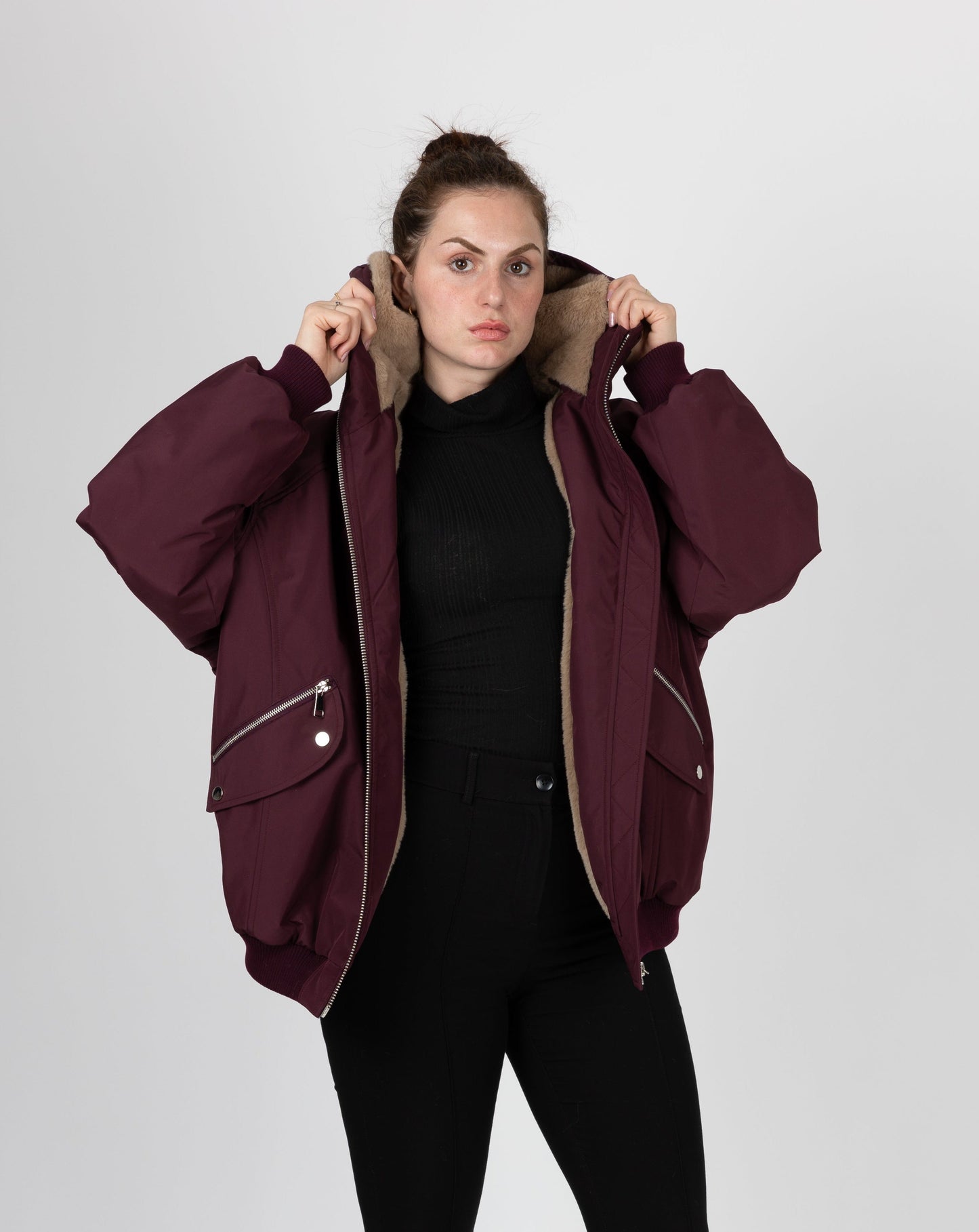 BLOUSON À CAPUCHE AVEC FAUSSE FOURRURE