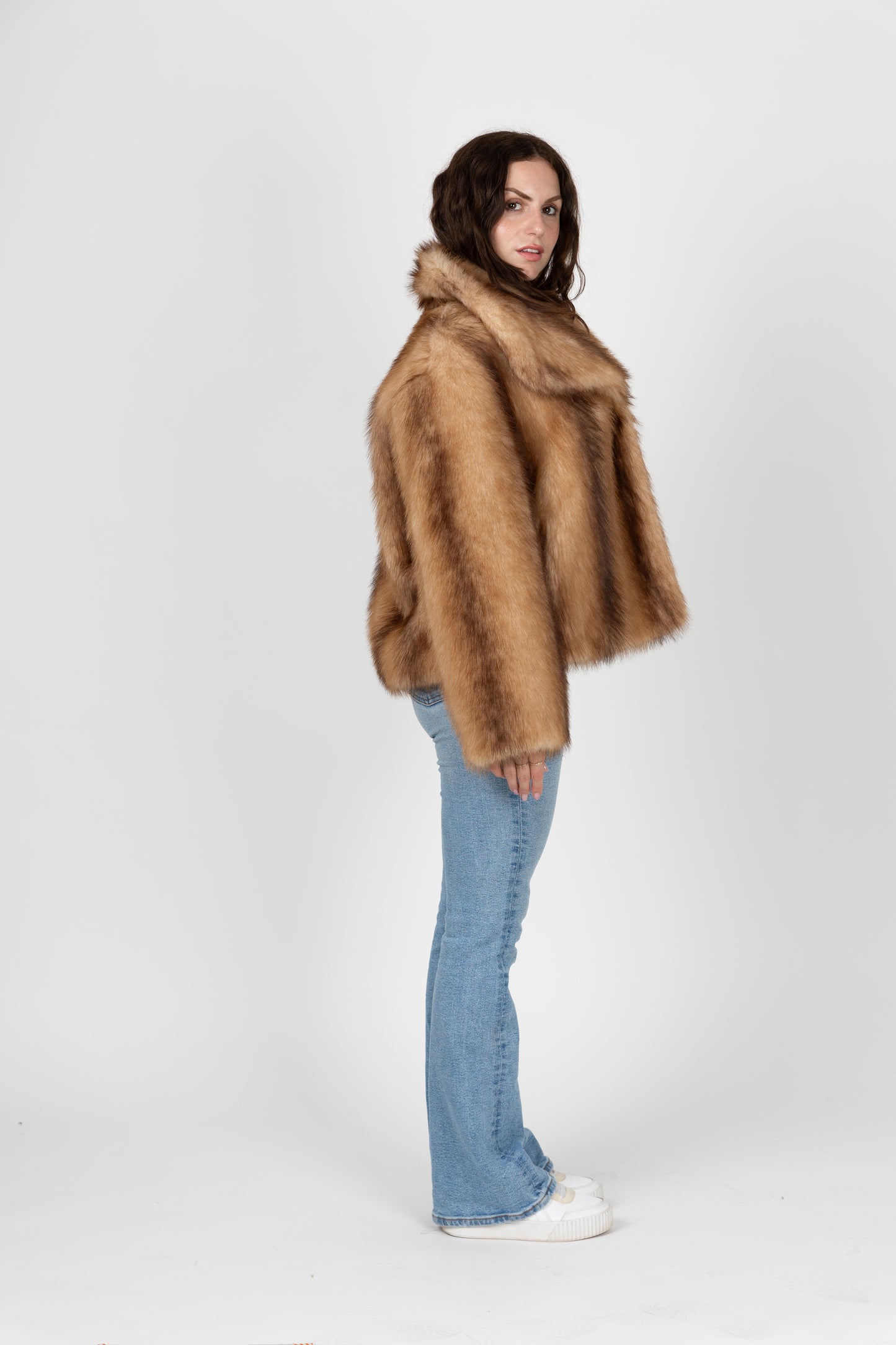 MANTEAU EN FAUSSE FOURRURE