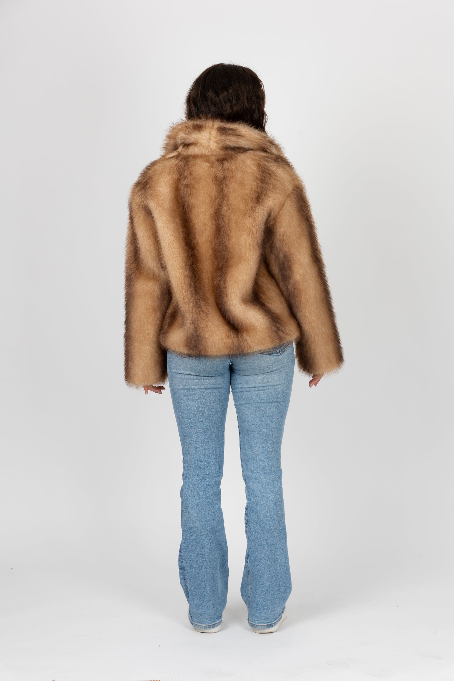 MANTEAU EN FAUSSE FOURRURE