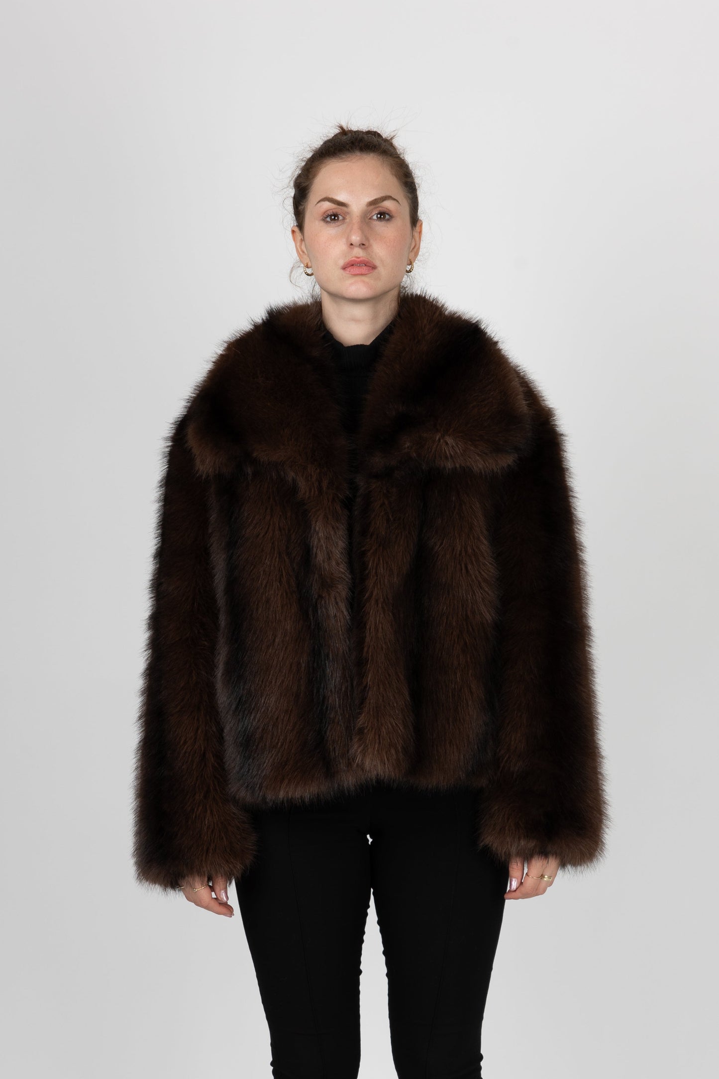 MANTEAU EN FAUSSE FOURRURE