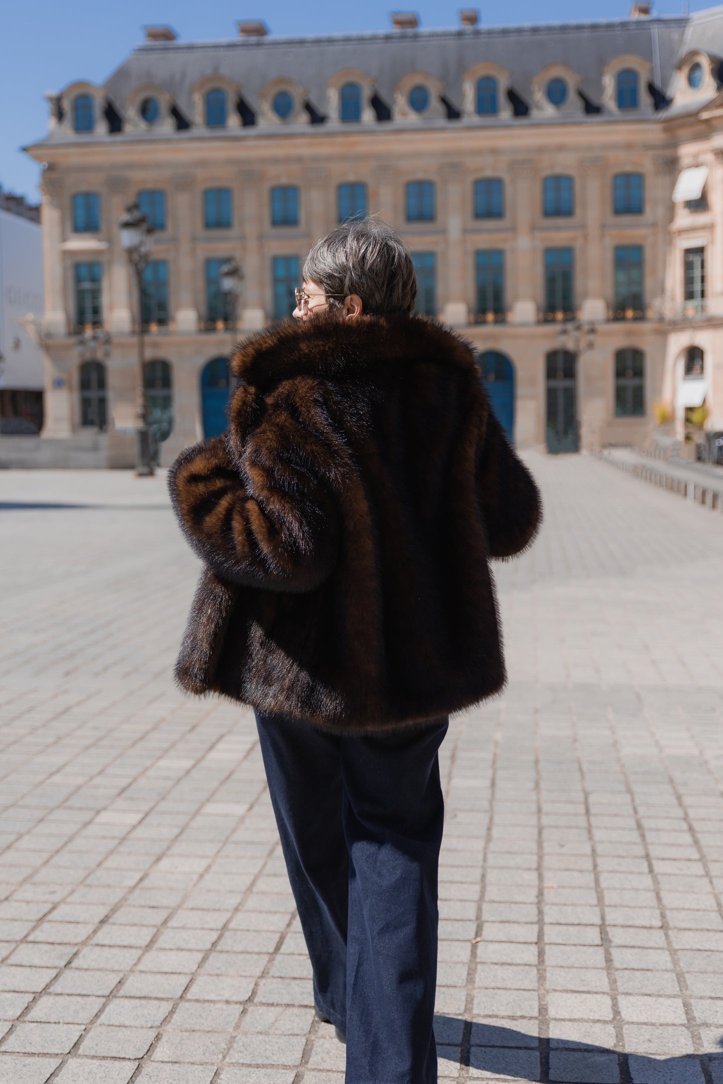 MANTEAU COURT EN FAUSSE FOURRURE