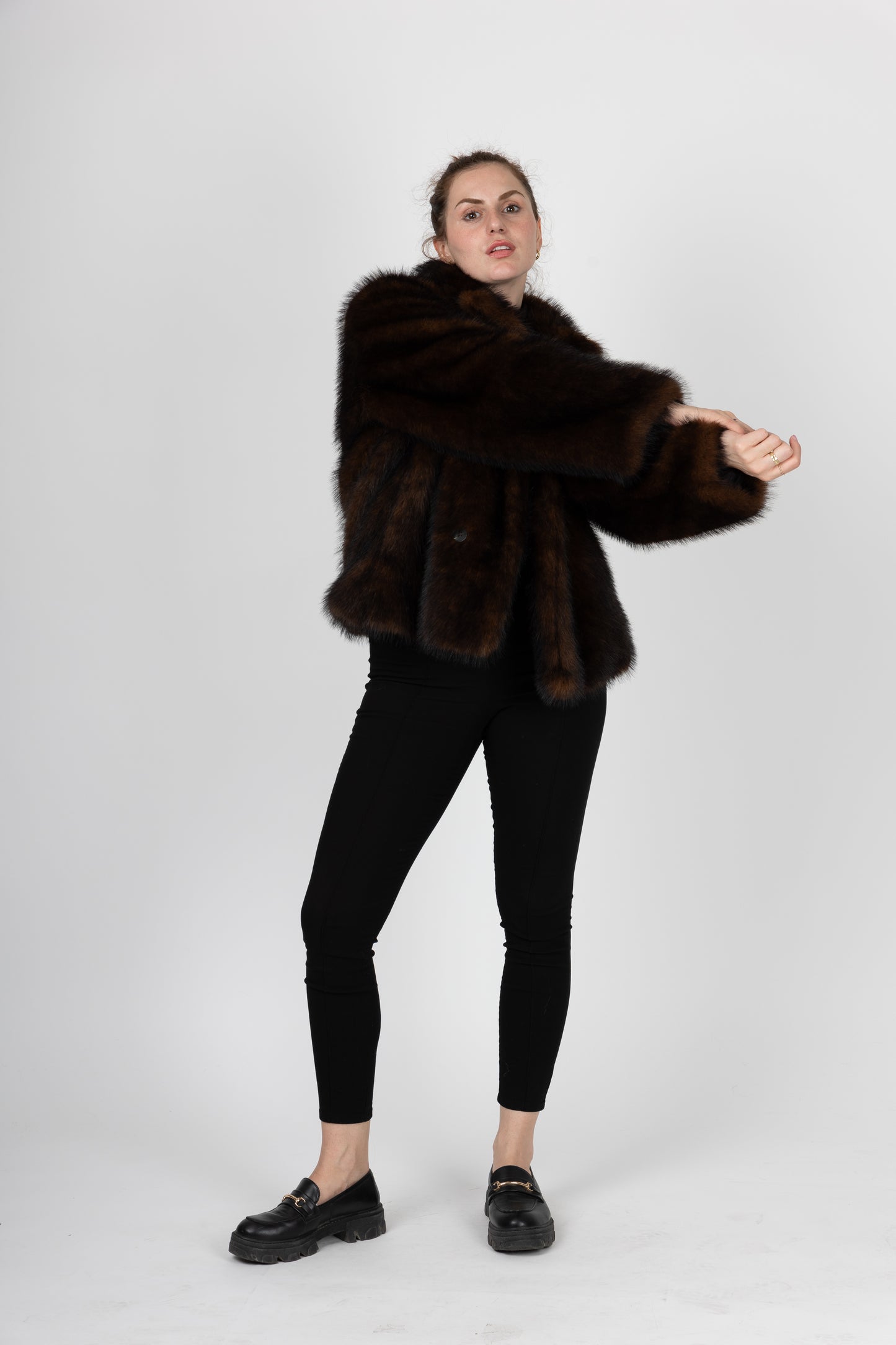 MANTEAU COURT EN FAUSSE FOURRURE