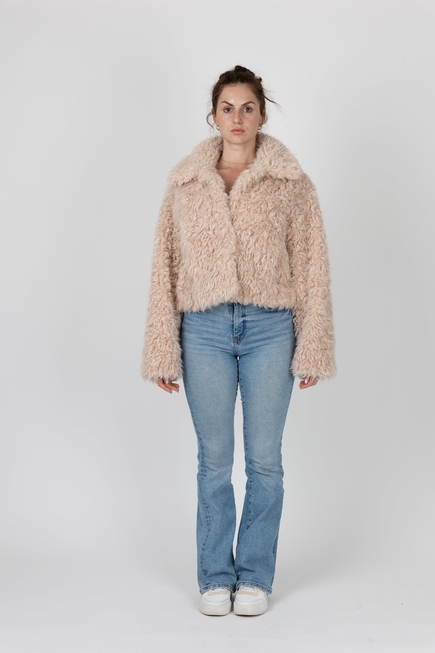 MANTEAU COURT EN FAUSSE FOURRURE MOUTON