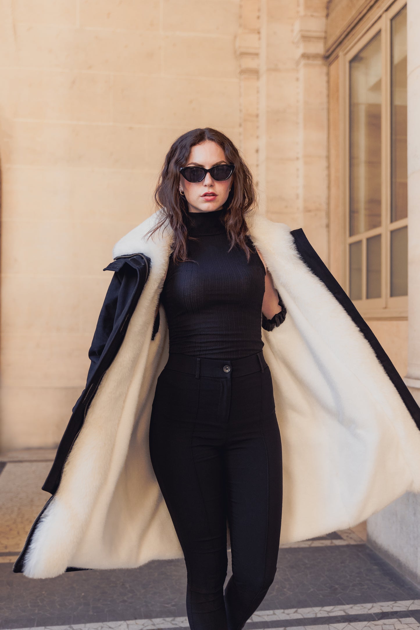 PARKA LARGA CON INTERIOR Y CUELLO DE PIEL SINTÉTICA