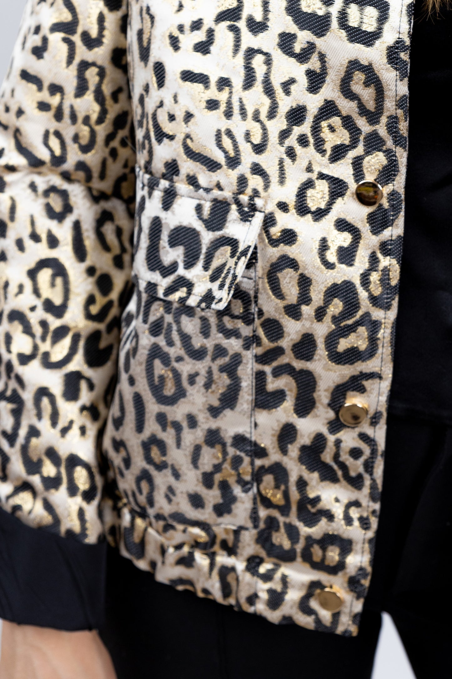 VESTE BLOUSON À MOTIF LEOPARD MÉTALLISÉ