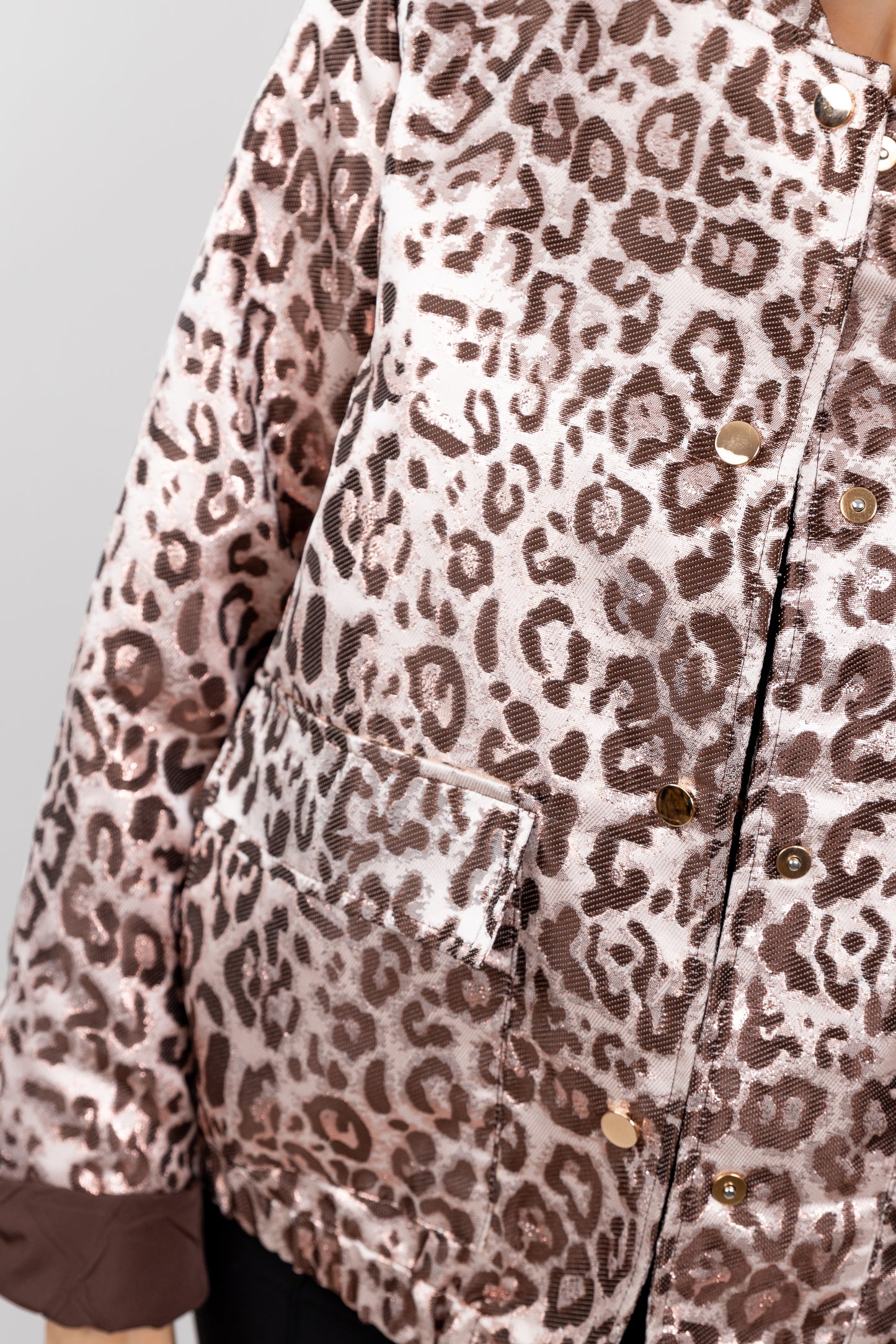 VESTE BLOUSON À MOTIF LEOPARD MÉTALLISÉ