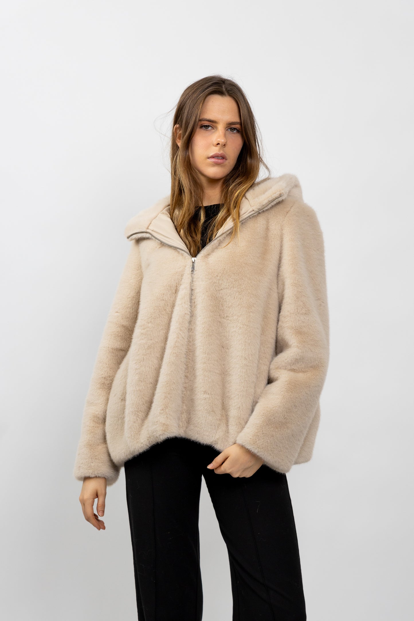 BLOUSON À CAPUCHE EN FAUSSE FOURRURE
