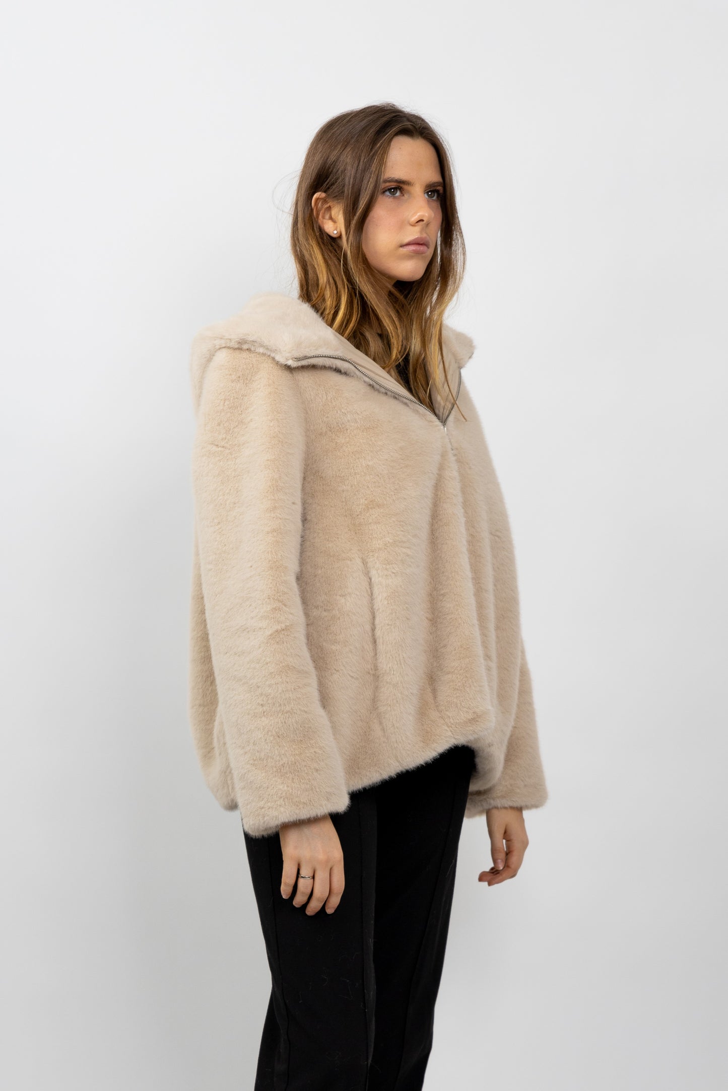 BLOUSON À CAPUCHE EN FAUSSE FOURRURE