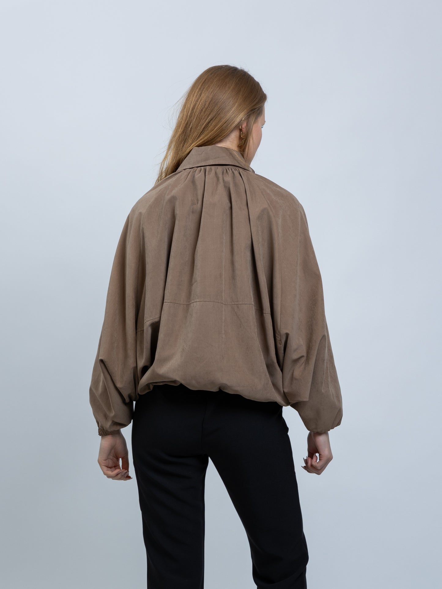 CHAQUETA ABUNDANTE CON CREMALLERA