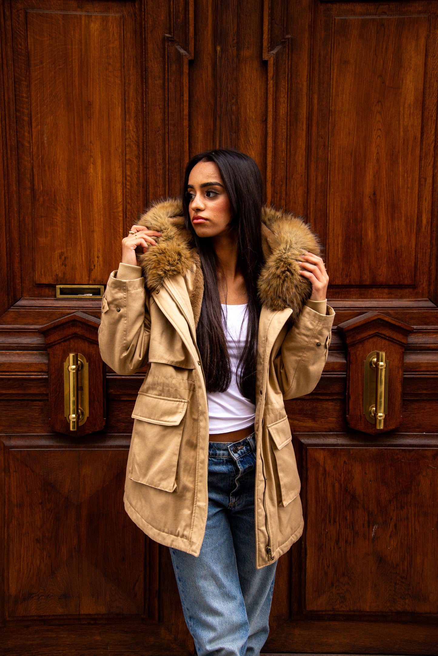 Parka con capucha de piel sintética