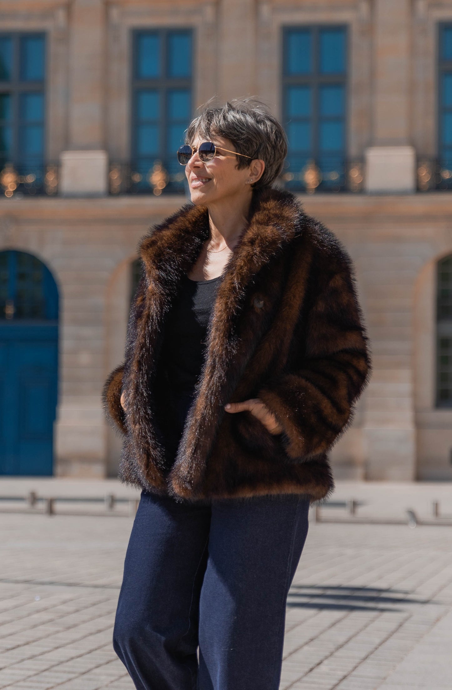 MANTEAU COURT EN FAUSSE FOURRURE