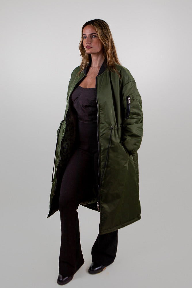 PARKA BOMBER LARGA REVERSIBLE CON INTERIOR DE LEOPARDO