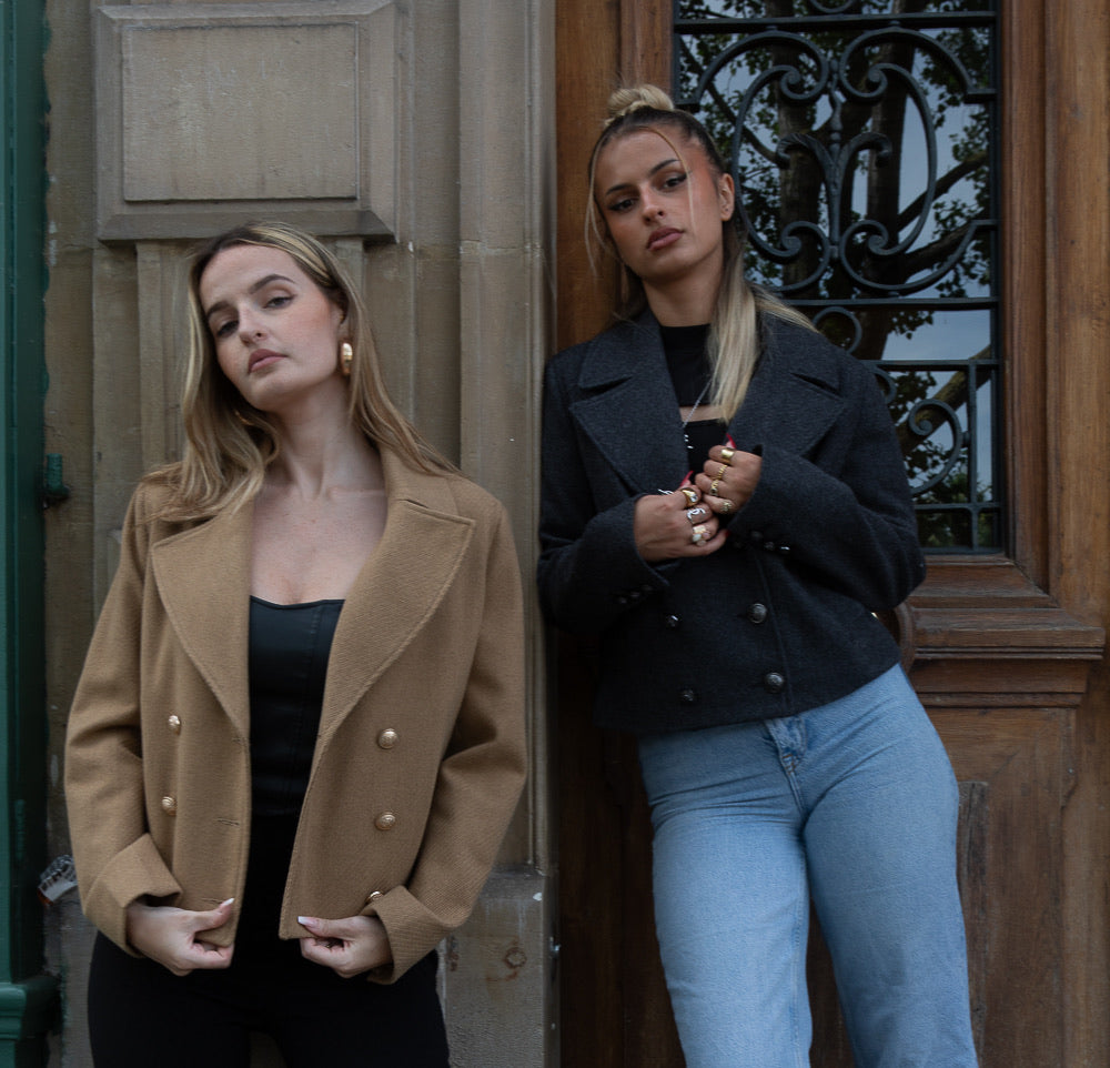 VESTE COURTE À DOUBLE BOUTONNAGE