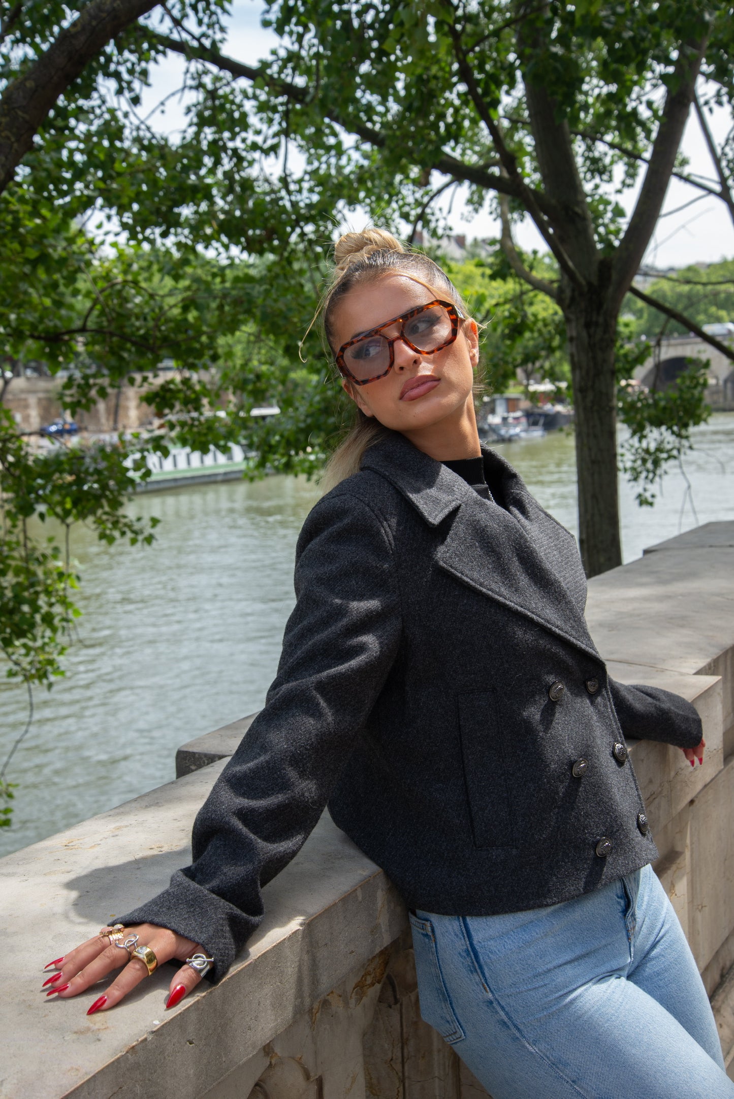 VESTE COURTE À DOUBLE BOUTONNAGE