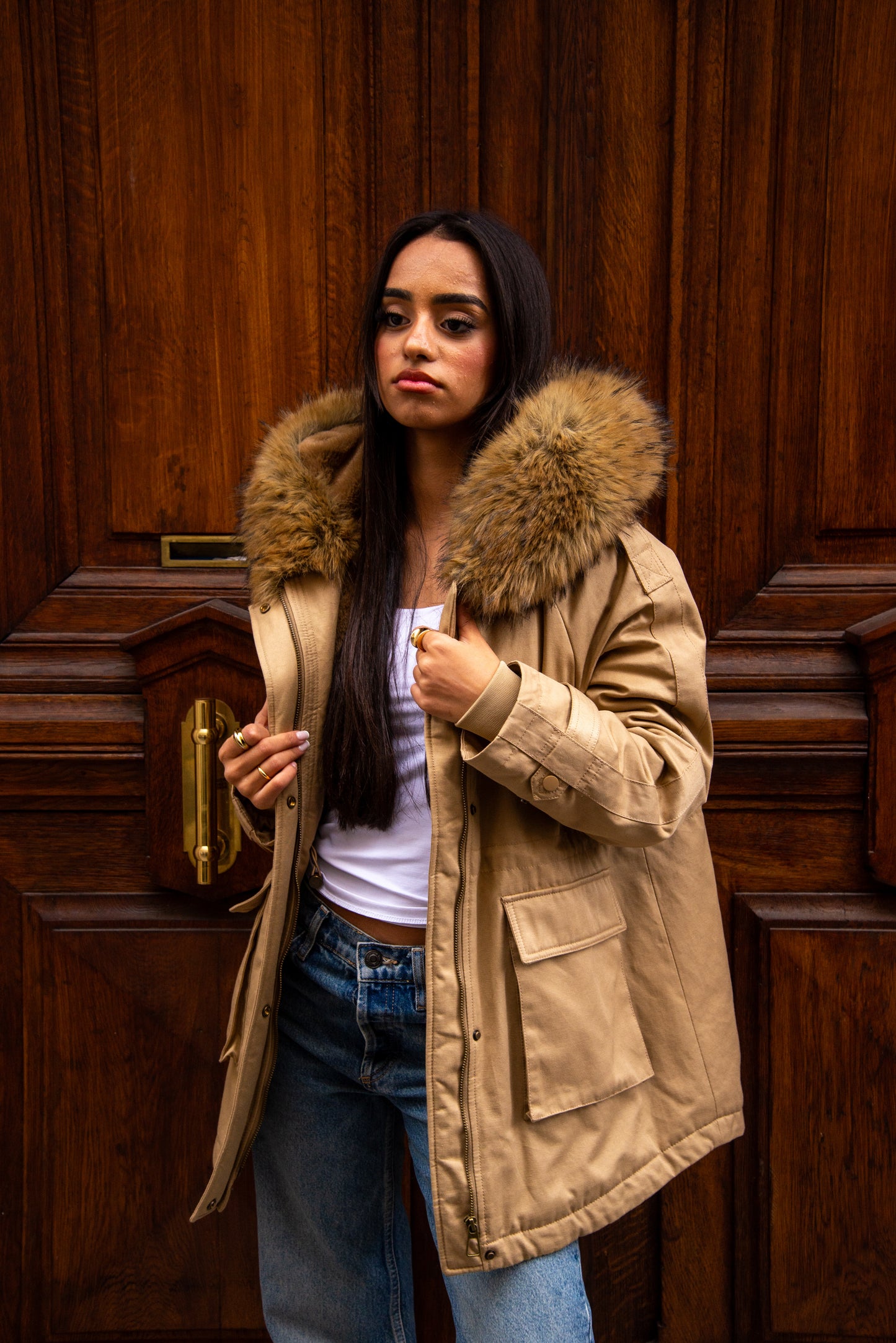 Parka con capucha de piel sintética