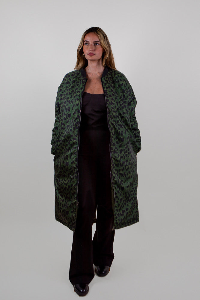 PARKA BOMBER LARGA REVERSIBLE CON INTERIOR DE LEOPARDO