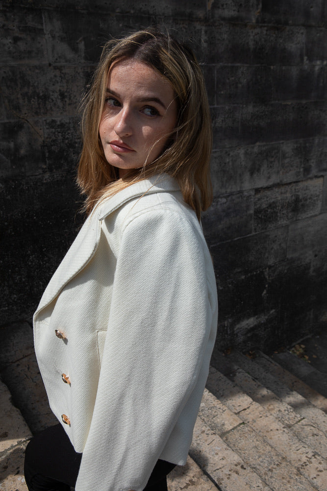 VESTE COURTE À DOUBLE BOUTONNAGE