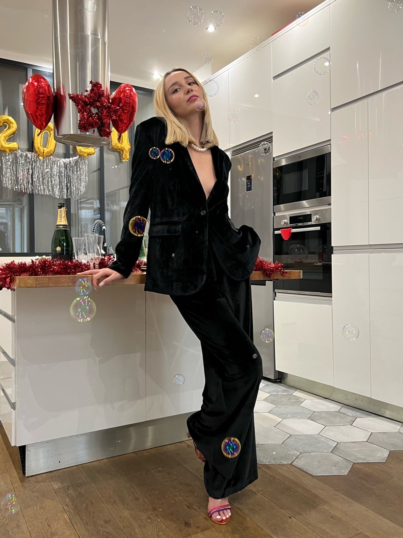 WIDE-LEGGED VELVET PANTS