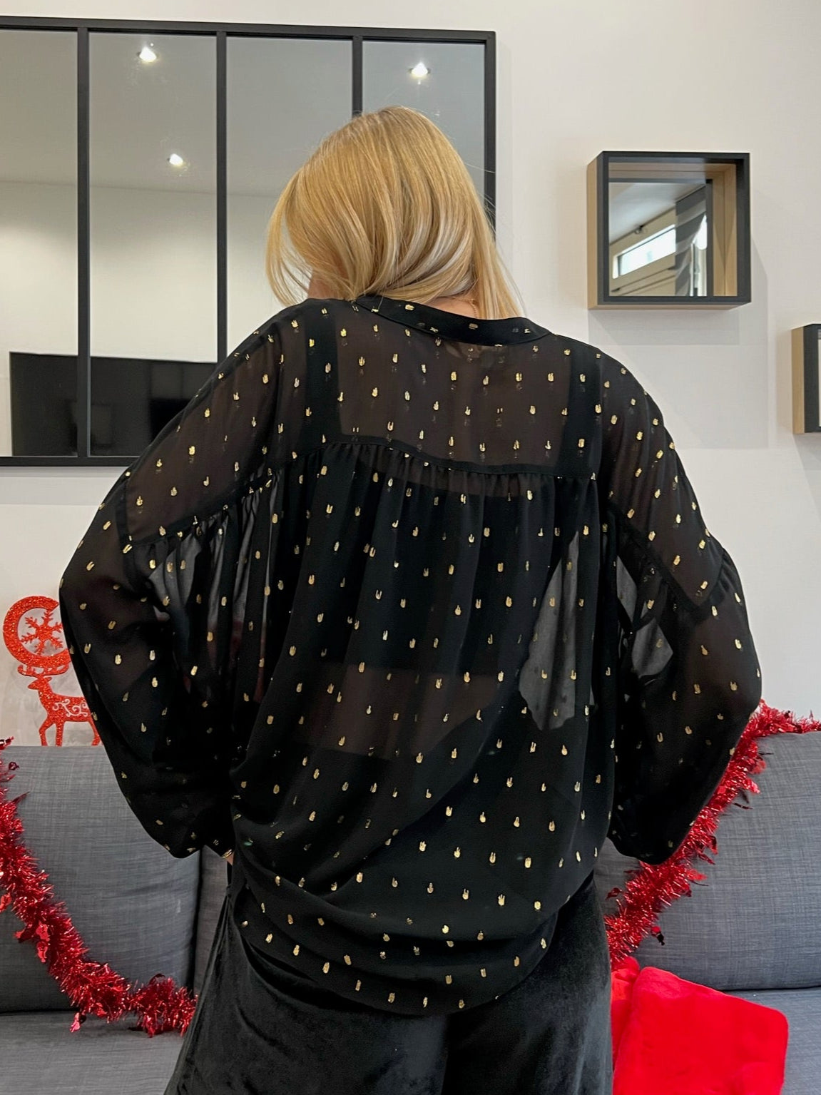 BLUSA NEGRA CON DETALLES DORADOS