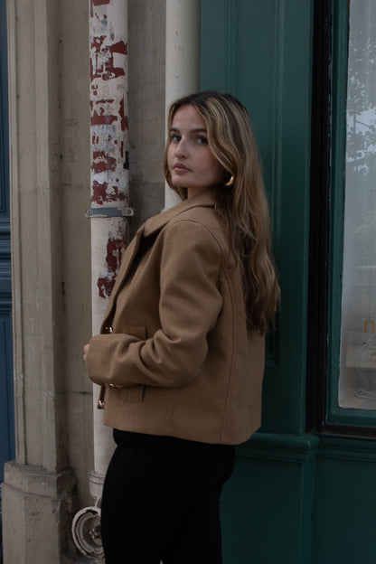 VESTE COURTE À DOUBLE BOUTONNAGE
