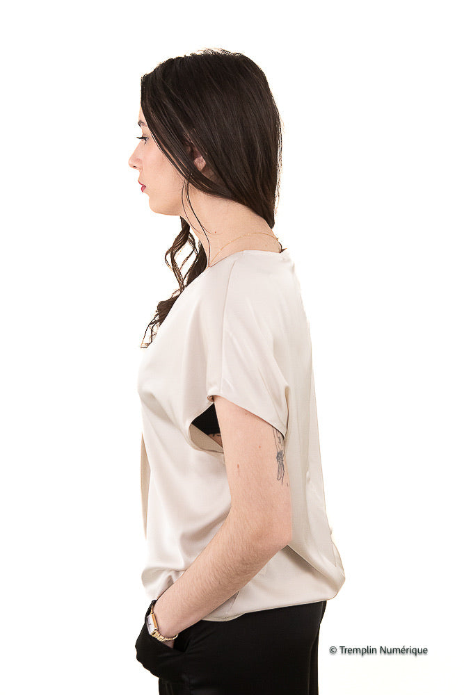 Blouse satinée à manches courtes