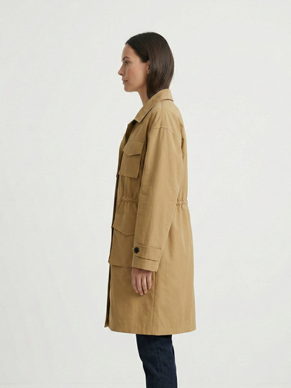 Parka de longitud media con cinturón y bolsillos