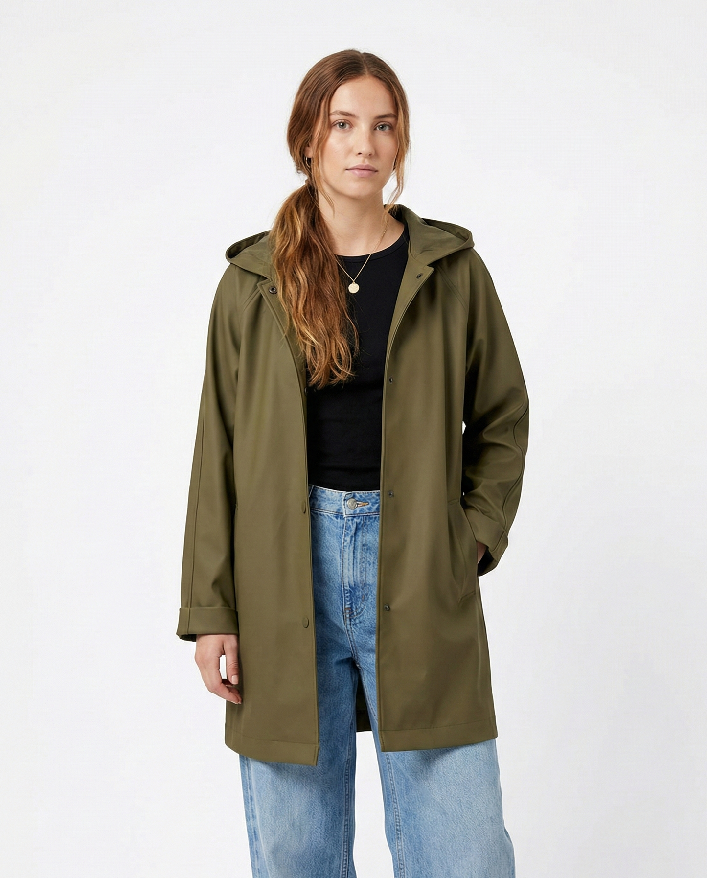 PARKA IMPERMEABLE DE LARGO MEDIO CON CAPUCHA
