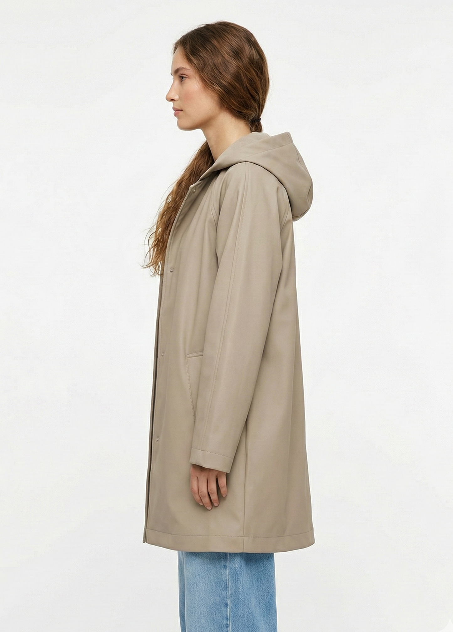 PARKA IMPERMEABLE DE LARGO MEDIO CON CAPUCHA