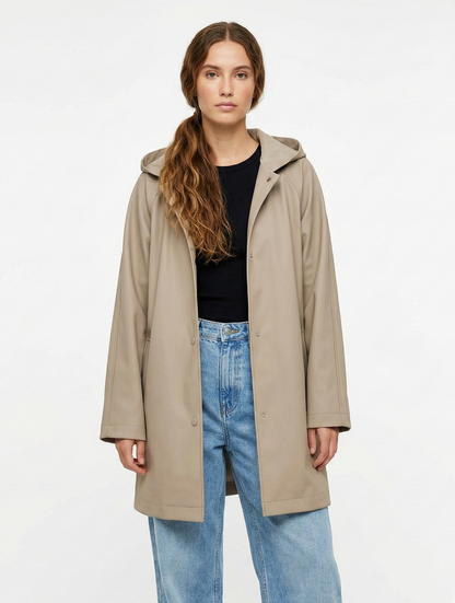 PARKA IMPERMEABLE DE LARGO MEDIO CON CAPUCHA