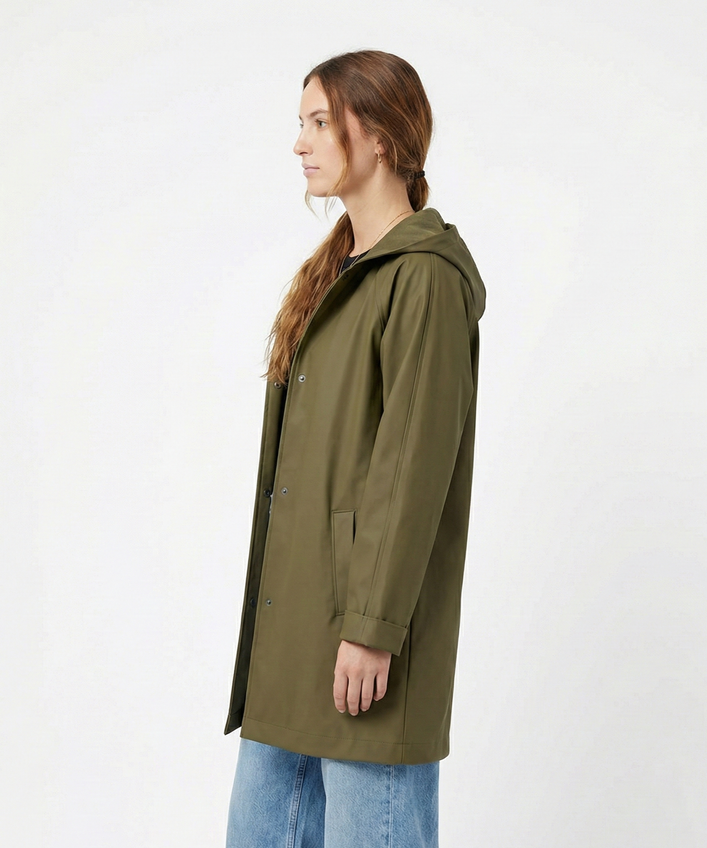 PARKA IMPERMEABLE DE LARGO MEDIO CON CAPUCHA