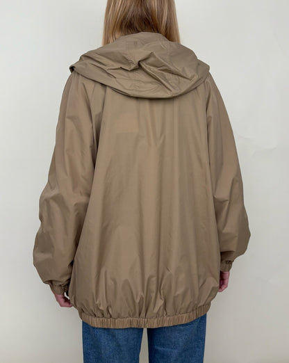 CHAQUETA IMPERMEABLE CON CAPUCHA