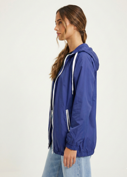 CHAQUETA IMPERMEABLE CON CAPUCHA