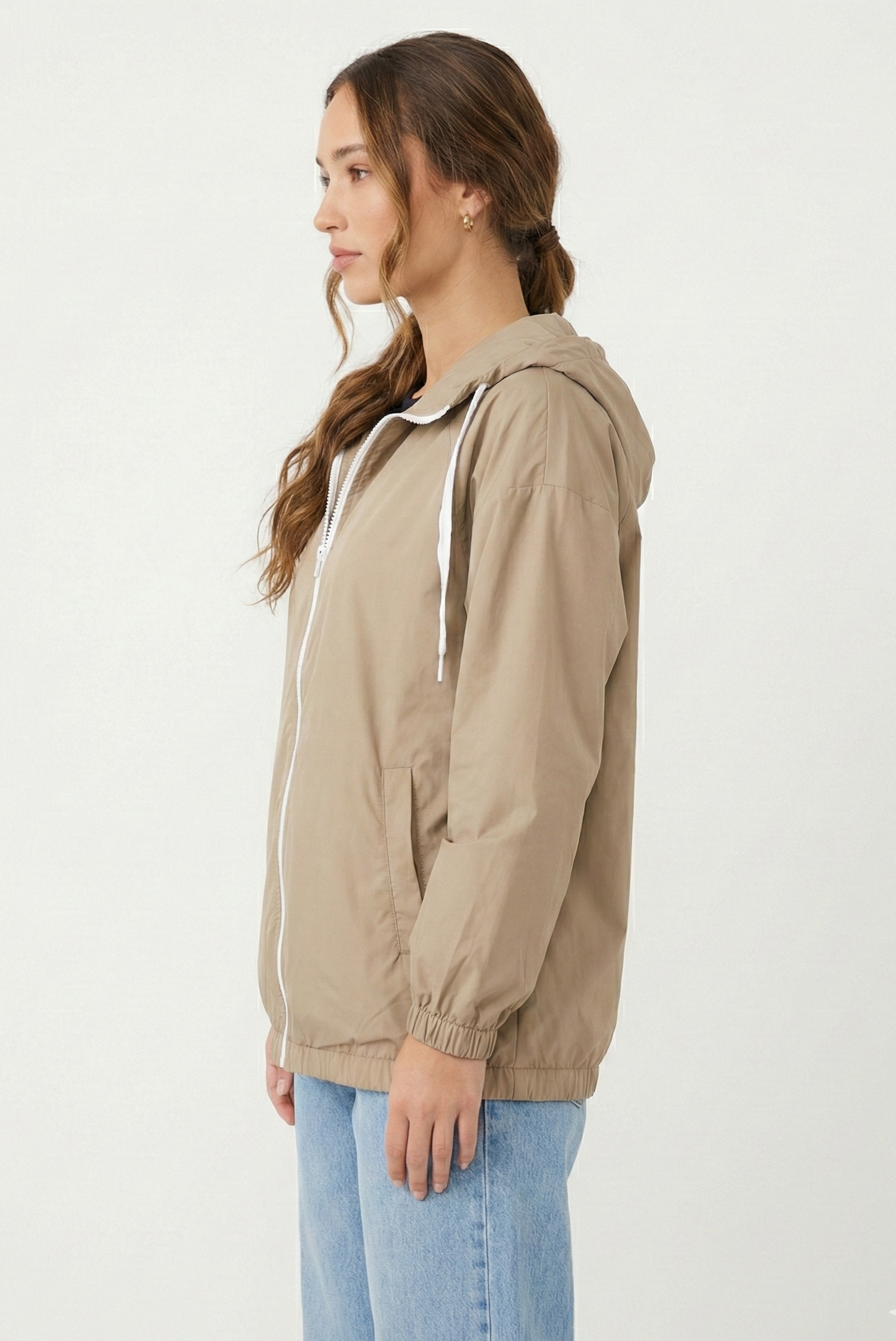 CHAQUETA IMPERMEABLE CON CAPUCHA