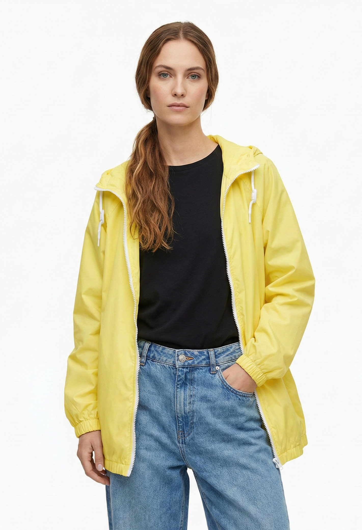 CHAQUETA IMPERMEABLE CON CAPUCHA