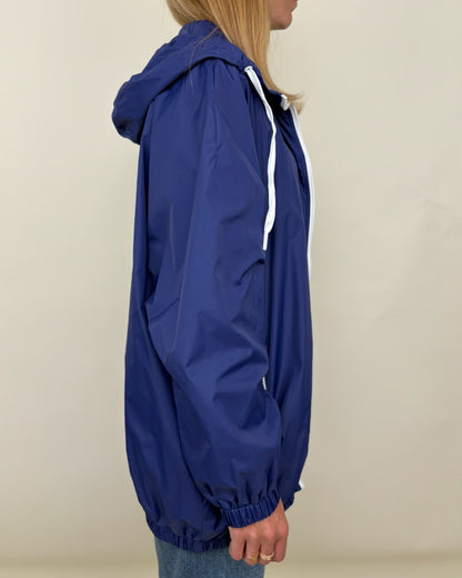 CHAQUETA IMPERMEABLE CON CAPUCHA