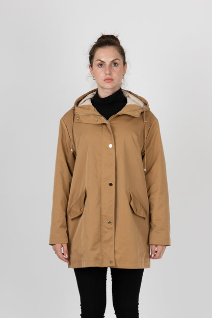 PARKA CON CAPUCHA DE LARGO MEDIO