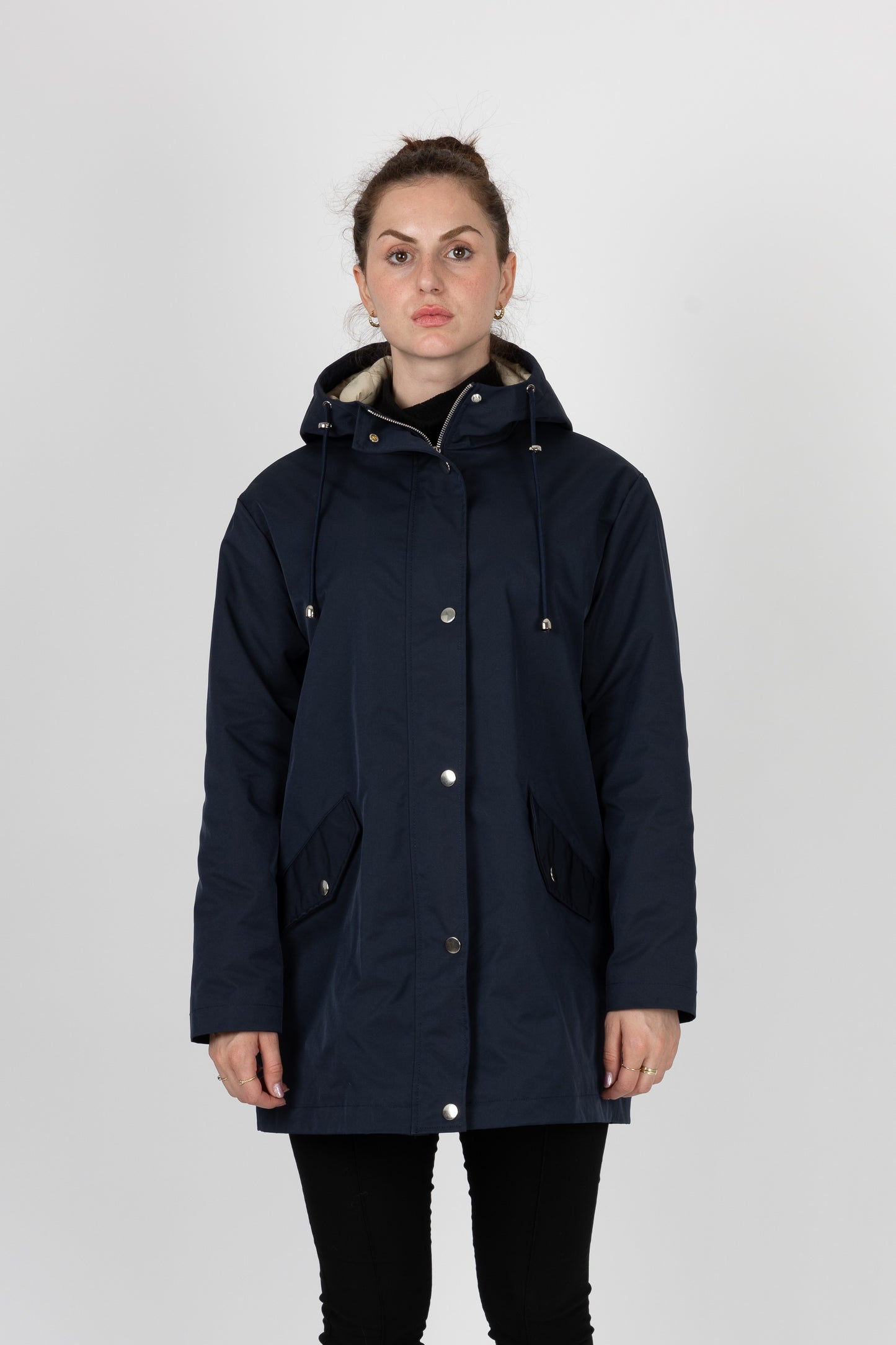 PARKA CON CAPUCHA DE LARGO MEDIO