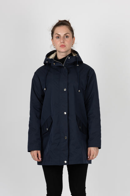 PARKA CON CAPUCHA DE LARGO MEDIO