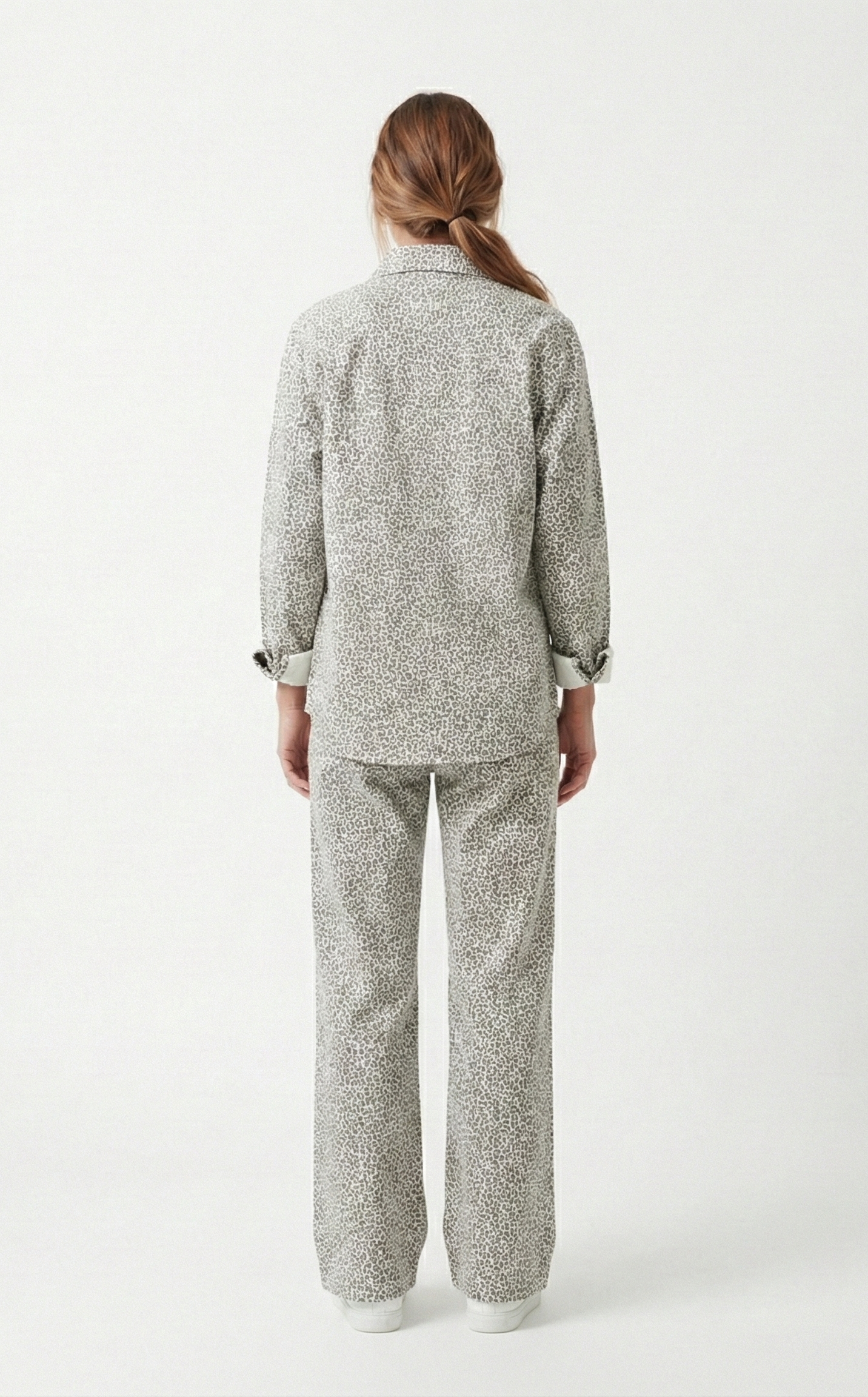 JEANS DE PIERNA ANCHA CON ESTAMPADO DE LEOPARDO