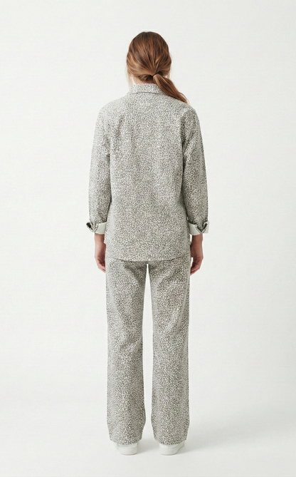 JEANS DE PIERNA ANCHA CON ESTAMPADO DE LEOPARDO