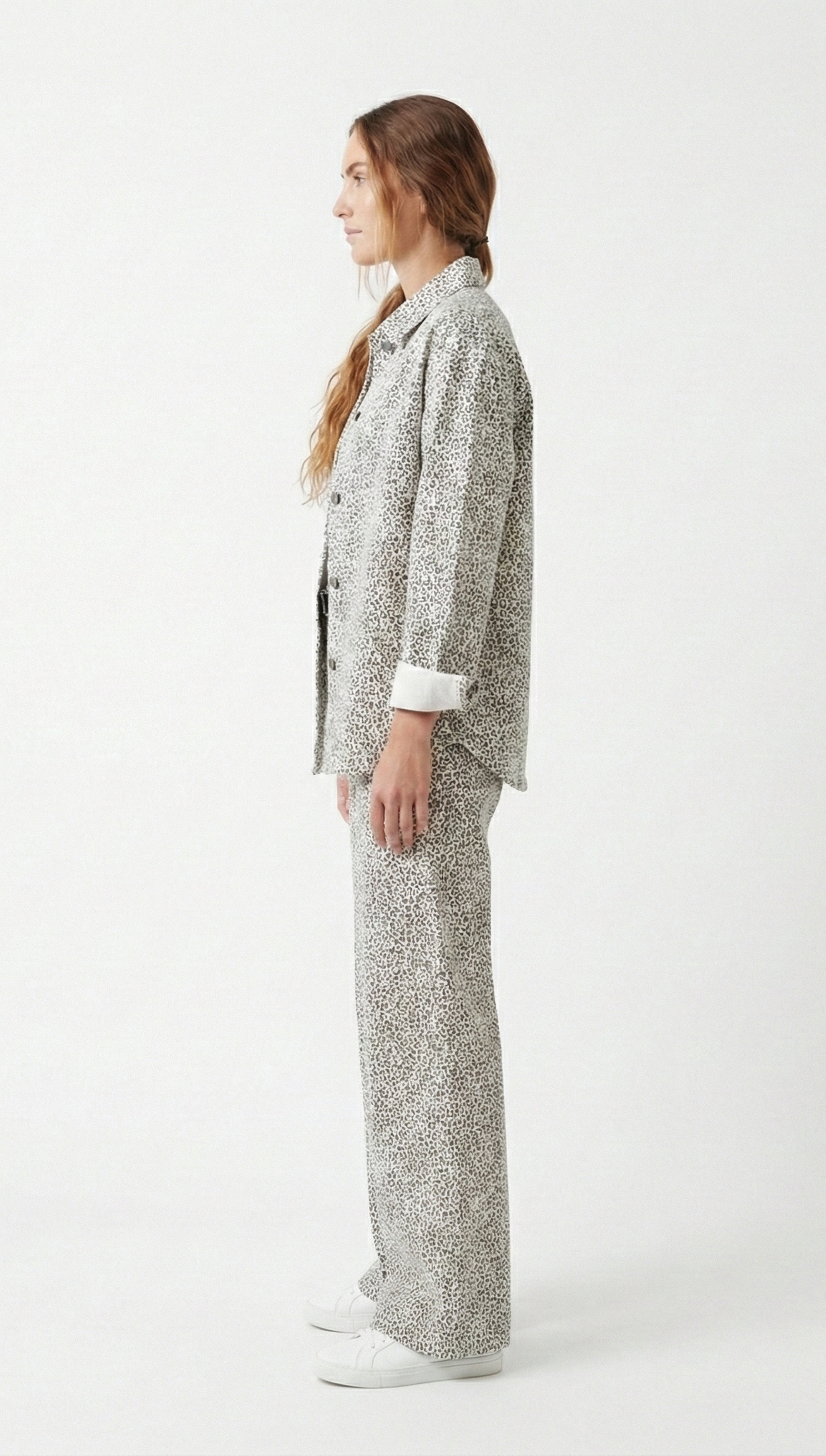 JEANS DE PIERNA ANCHA CON ESTAMPADO DE LEOPARDO