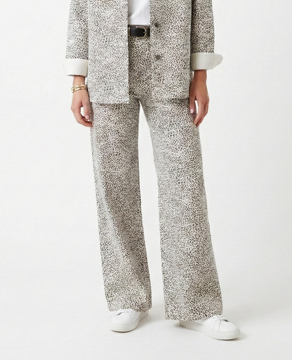 JEANS DE PIERNA ANCHA CON ESTAMPADO DE LEOPARDO