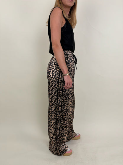 Pantalones de satén con estampado de leopardo
